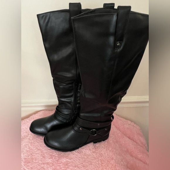 Journee Collection Women's Black Knee-High Boots - Picture 9 of 11